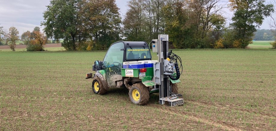 Ein landwirtschaftliches Gerät steht auf einem Feld.