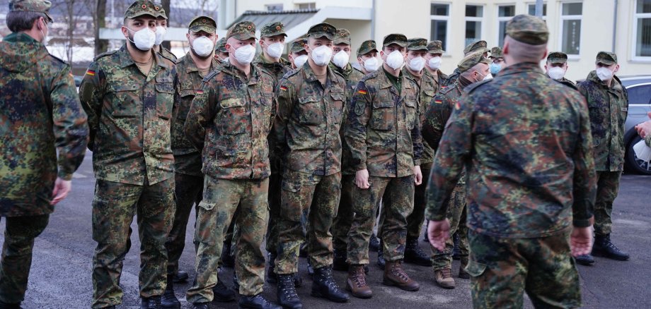 Rund 20 Bundeswehr-Mitarbeiter stehen gemeinsam auf dem Innenhof des Landratsamtes. Sie tragen alle eine Maske.