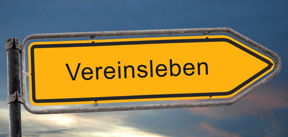 Straßenschild mit der Aufschrift "Vereinsleben".