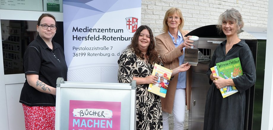 Gruppenfotos der Mitarbeiterinnen des Medienzentrums in Rotenburg.