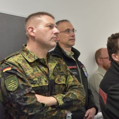 Vertreter der Bundeswehr und von Hessen Forst hören zu.