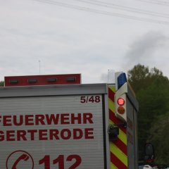 Ein Feuerwehrfahrzeug mit der Aufschrift "FEUERWEHR GERTERODE" fährt auf einem Feldweg.