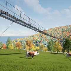 Eine Hängebrücke mit Metallgeländern erstreckt sich über eine herbstliche Landschaft mit bunten Bäumen. Im Vordergrund sind Kühe auf einer Wiese zu sehen.