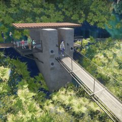 Eine Gruppe von Menschen geht auf einer Betonstruktur mit Geländern entlang, die durch dichtes Grün führt. Die Umgebung wirkt wie ein Park oder eine naturnahe Freizeitanlage.