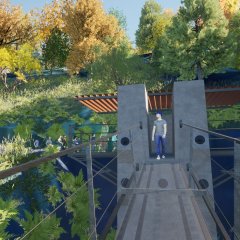 Eine Person steht auf einer Hängebrücke und blickt in die Ferne. Die Brücke ist von üppigem Grün und Bäumen umgeben, was auf eine natürliche oder parkähnliche Umgebung hindeutet.